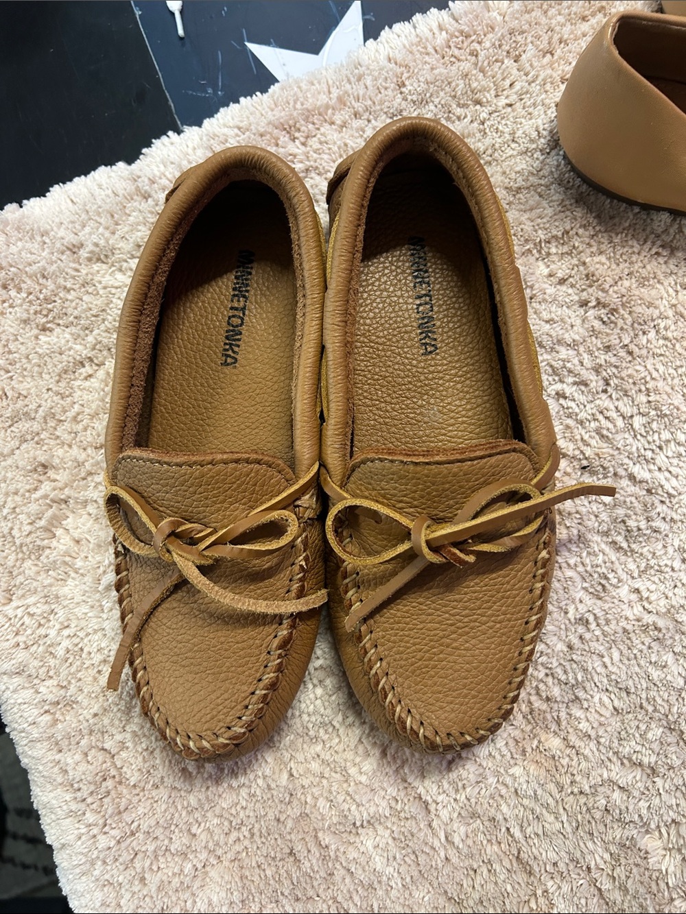 Minnetonka Men’s Tan Leather Bow Moccasins